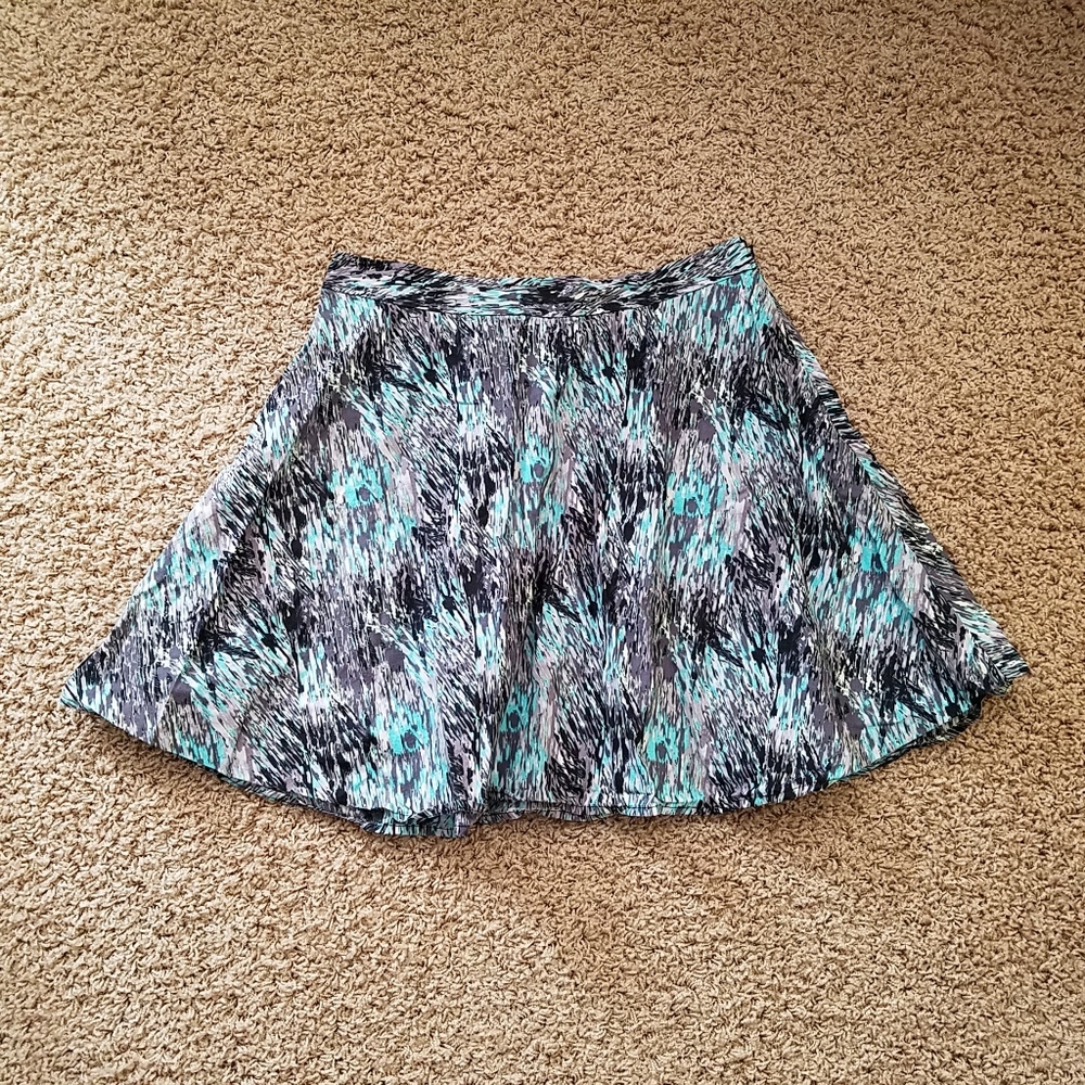 Hinge skirt